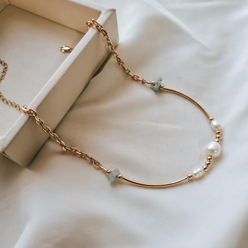Mare Necklace – Gold-Plated Chain with Freshwater Pearls & Aquamarine Touch
