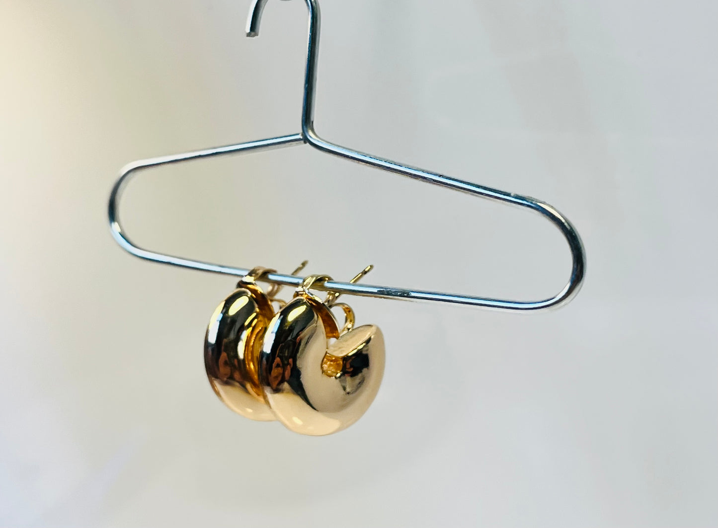 Onda Hoops – Sculptural Gold-Plated Chunky Earrings