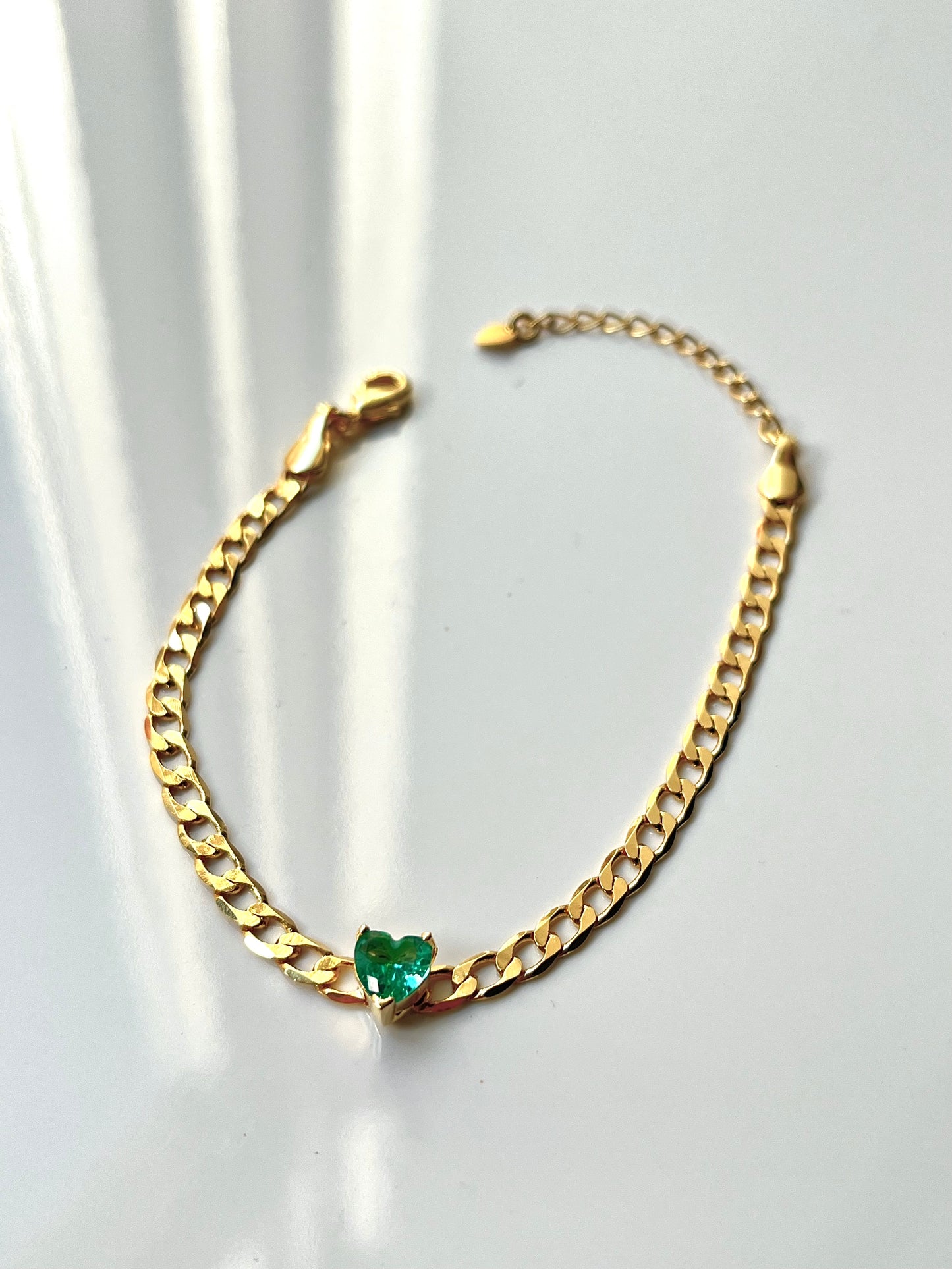 Emerie Bracelet – Gold-Plated Chain with Green Heart