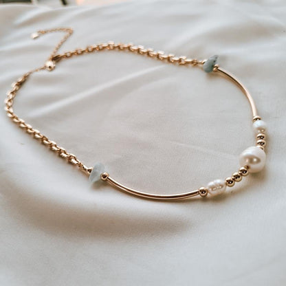 Mare Necklace – Gold-Plated Chain with Freshwater Pearls & Aquamarine Touch