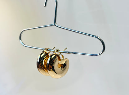 Onda Hoops – Pendientes esculturales chapados en oro